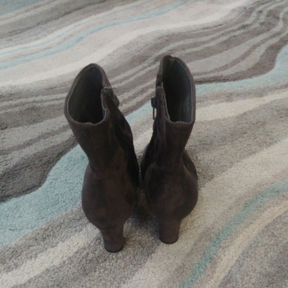 Gray velvet woman's booties size 8.5 - Picture 2 of 4